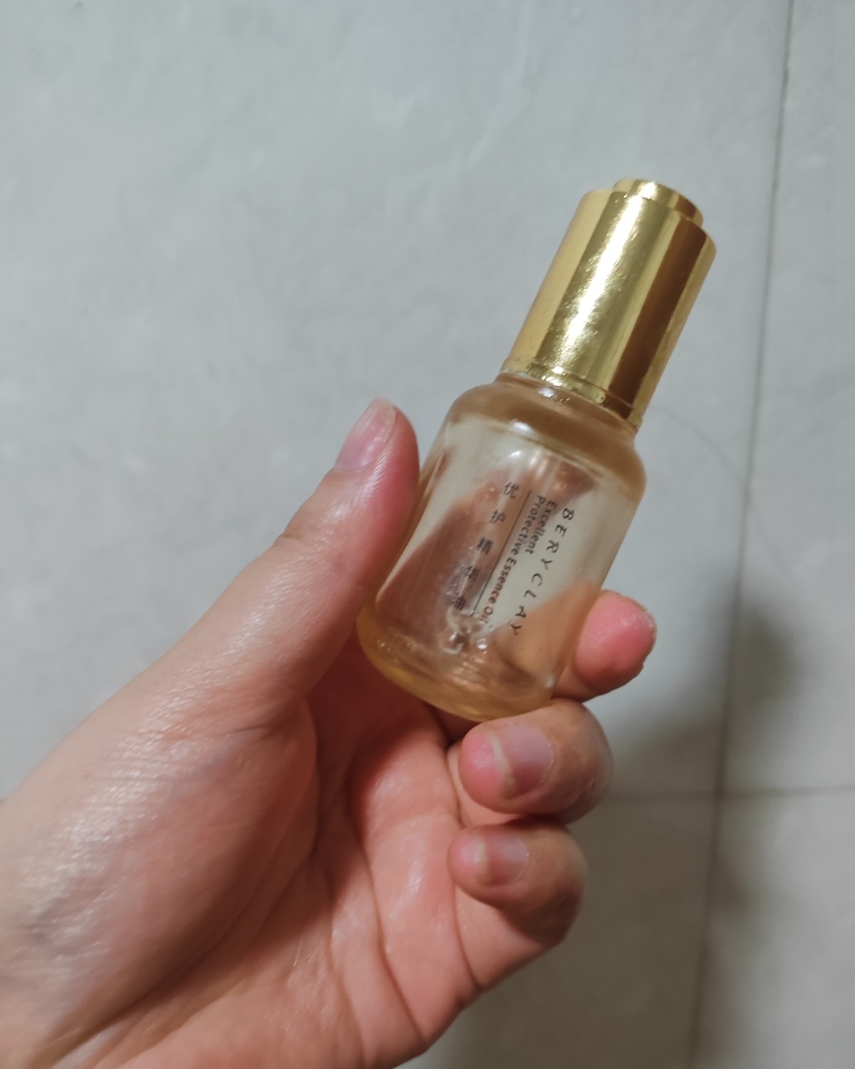 这个是美容推荐的一款，是我充值送的赠品，说什么很好用，我个人