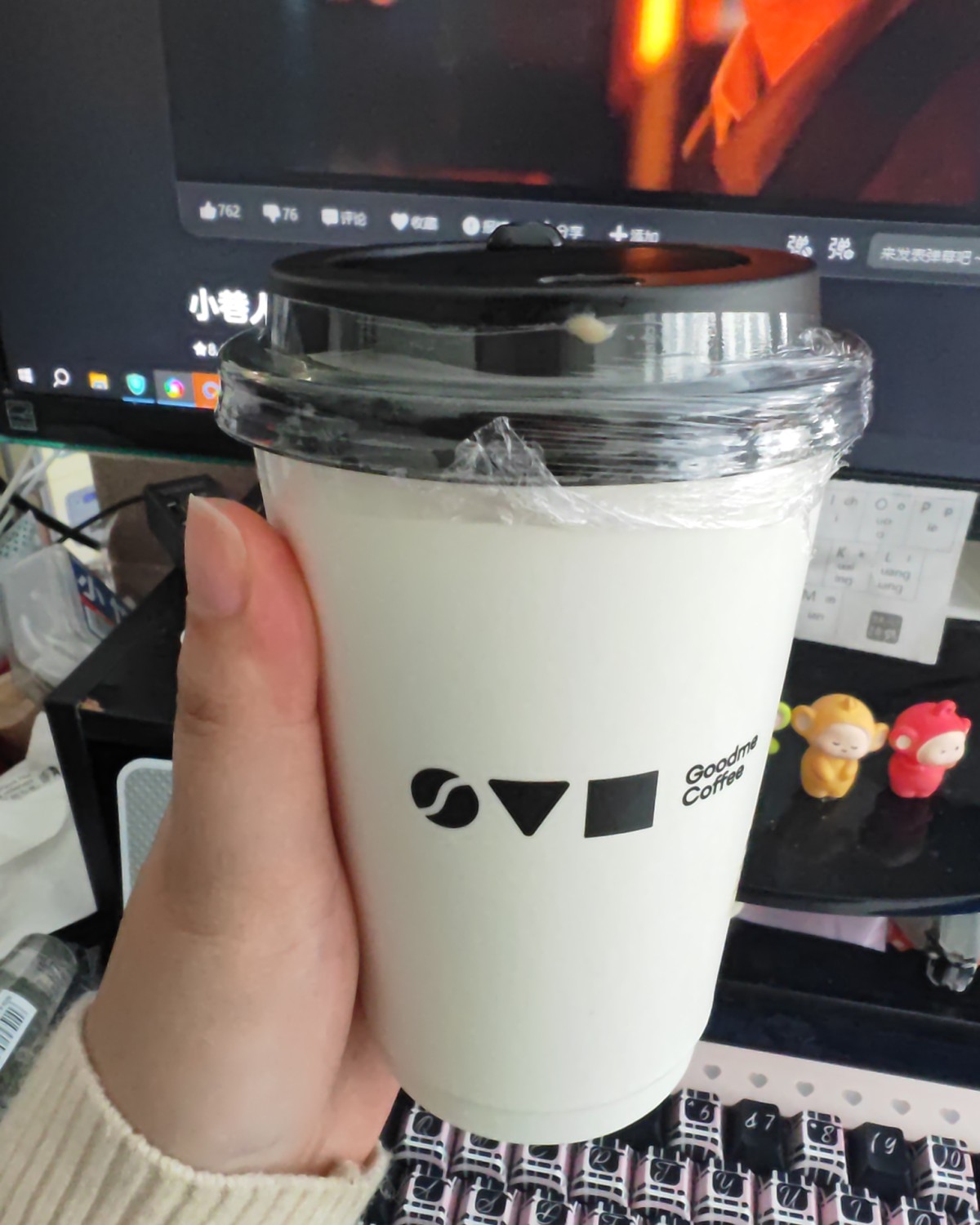 昨天刚到公司就被同事投喂了，古茗的生椰拿铁，热的。感觉和冰的