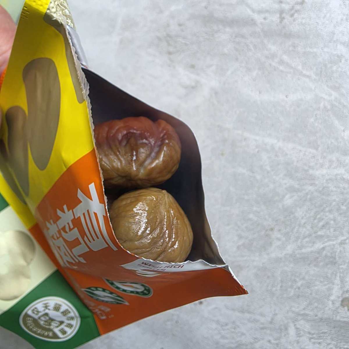 天猫超市入手，1千克大包装。介绍说是有机板栗，吃起来味道还不