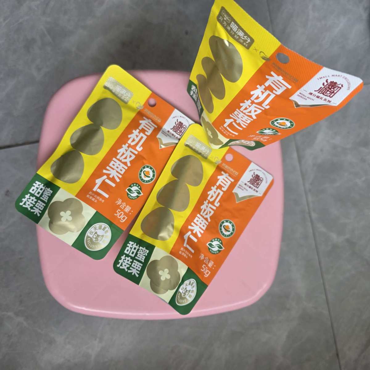 天猫超市入手，1千克大包装。介绍说是有机板栗，吃起来味道还不