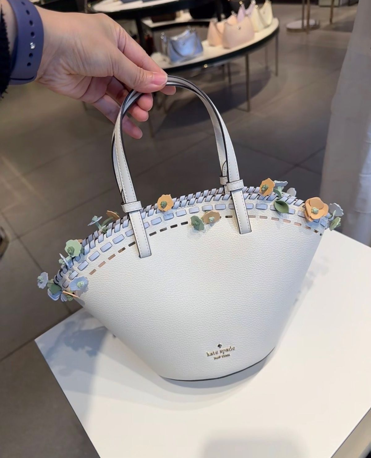 可能大家都没怎么听过kate spade这个品牌，但是她家的