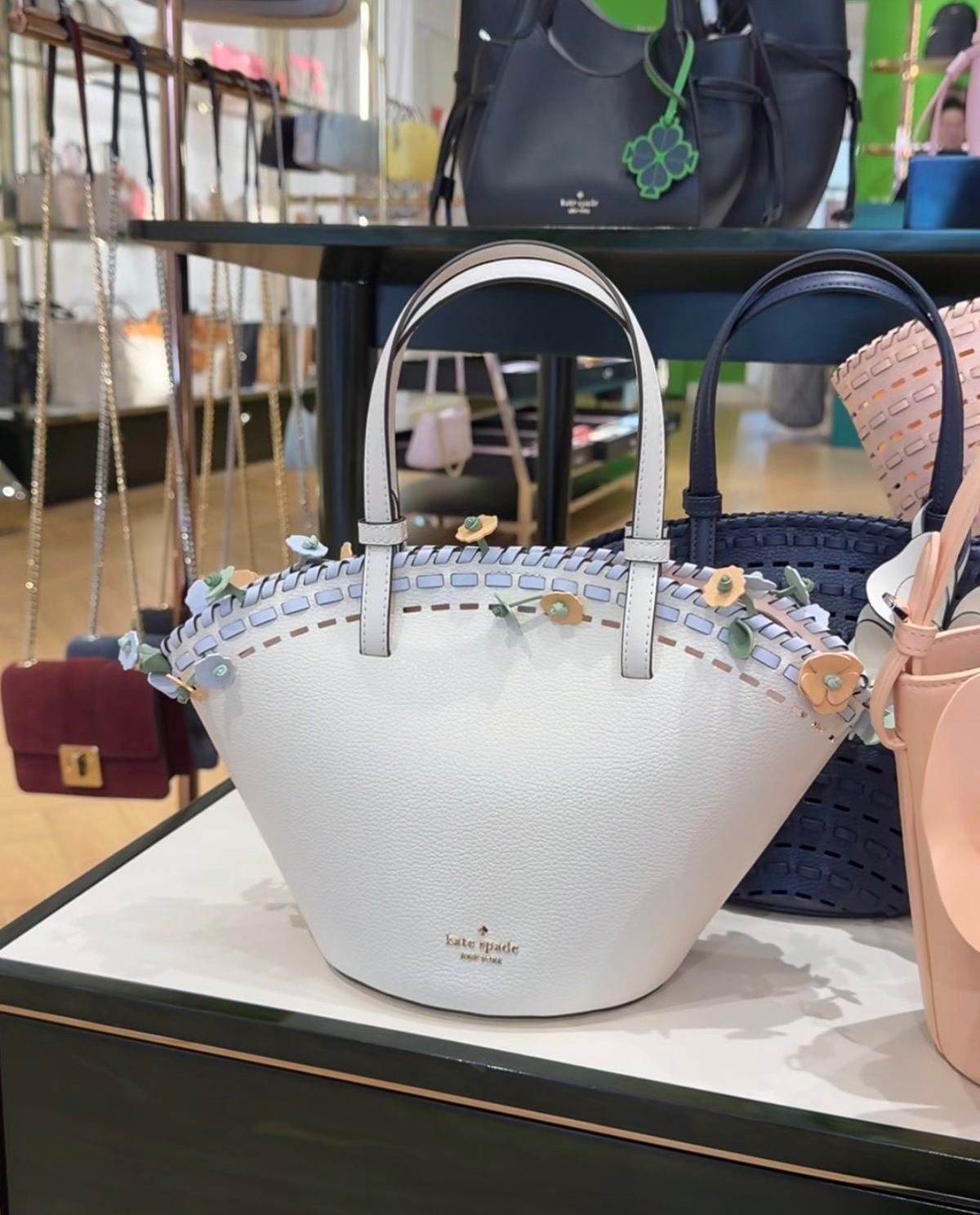 可能大家都没怎么听过kate spade这个品牌，但是她家的