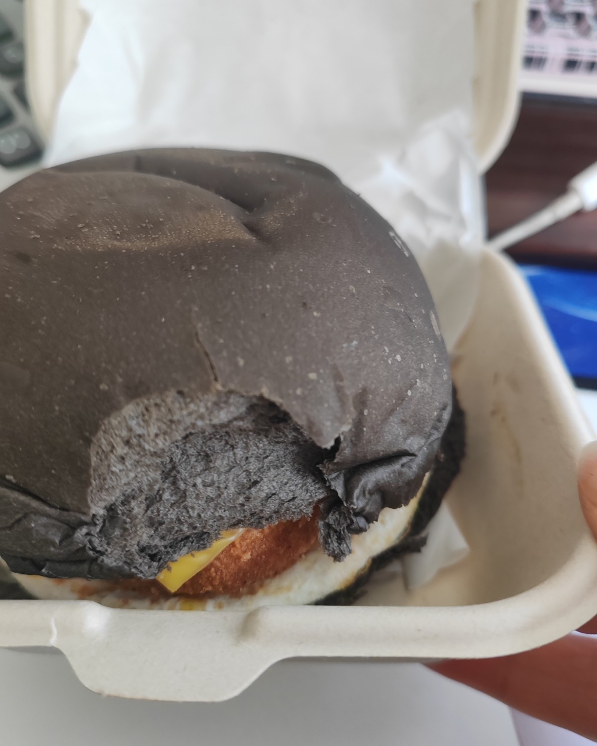 最近突然发现附近开了一家新的美式汉堡店。就准备点一个餐试试味