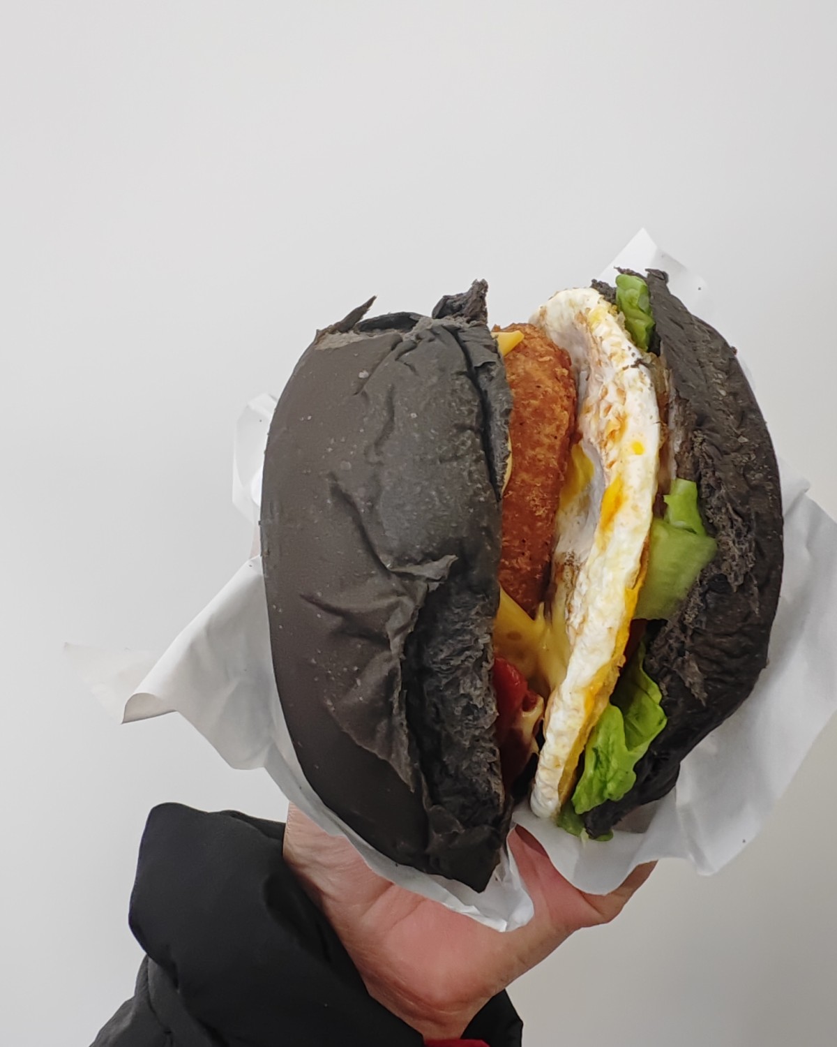 最近突然发现附近开了一家新的美式汉堡店。就准备点一个餐试试味