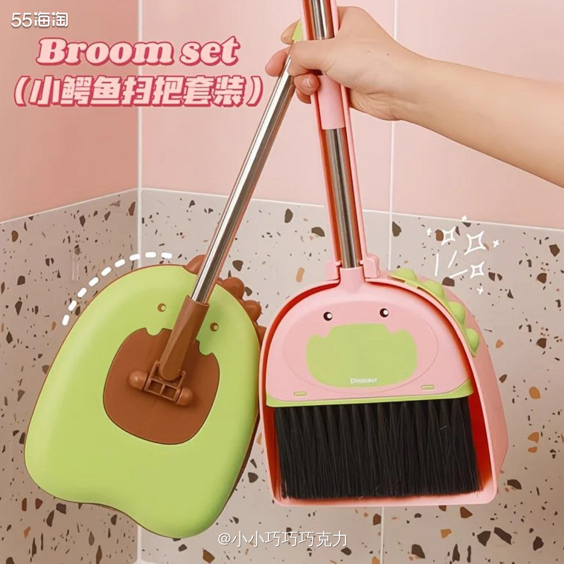 是不是每个小孩都有喜欢玩扫把的阶段啊，我家宝宝老是喜欢拿家里