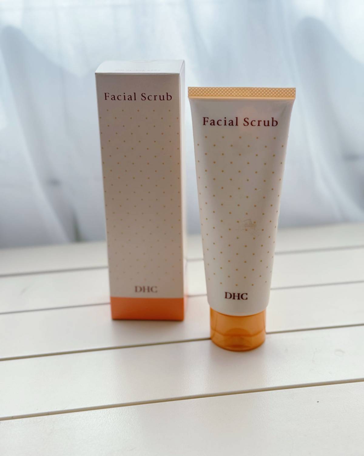 里面的磨砂颗粒是圆圆的那种，很温和，不会刺脸。 洗完脸超级干