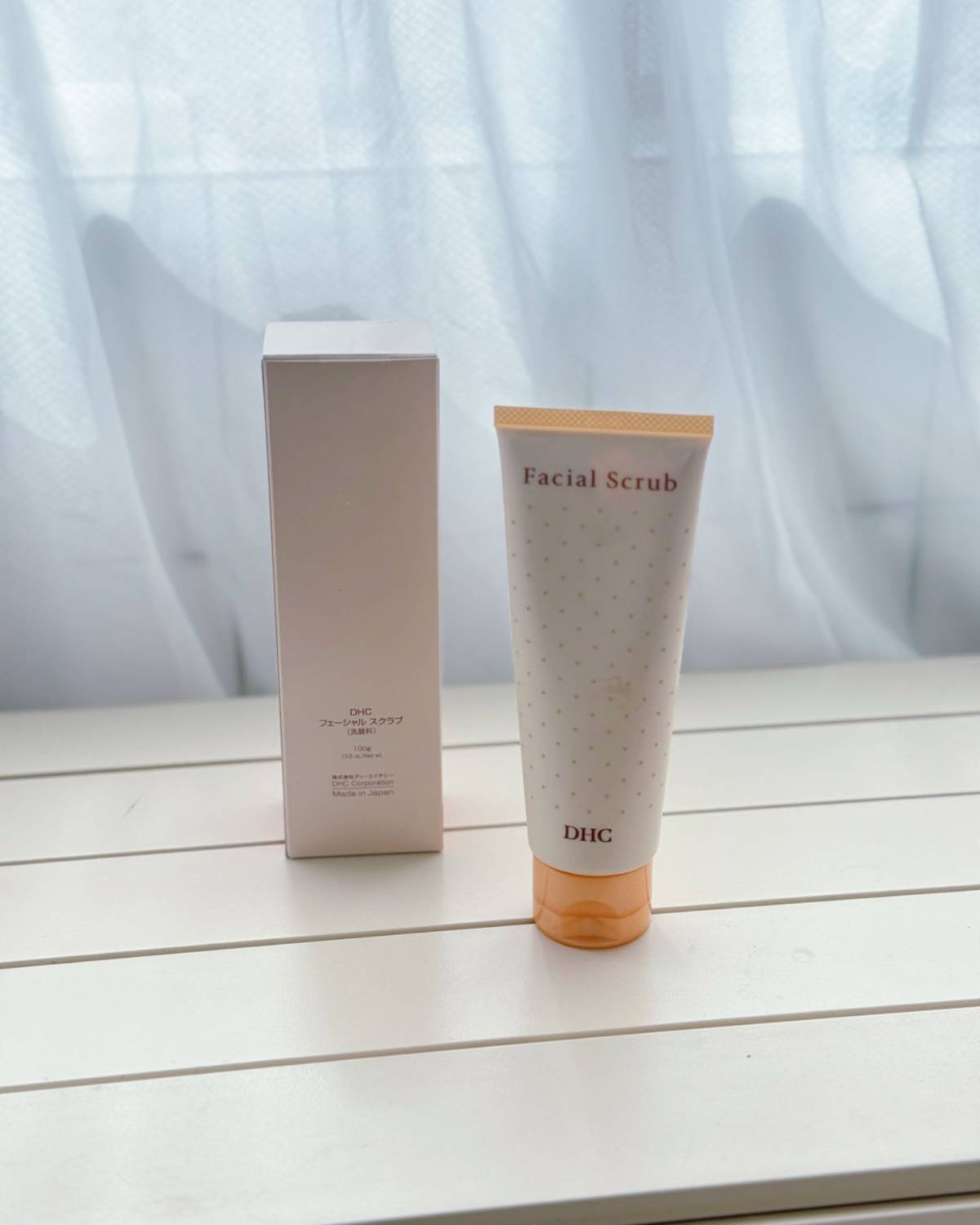 里面的磨砂颗粒是圆圆的那种，很温和，不会刺脸。 洗完脸超级干