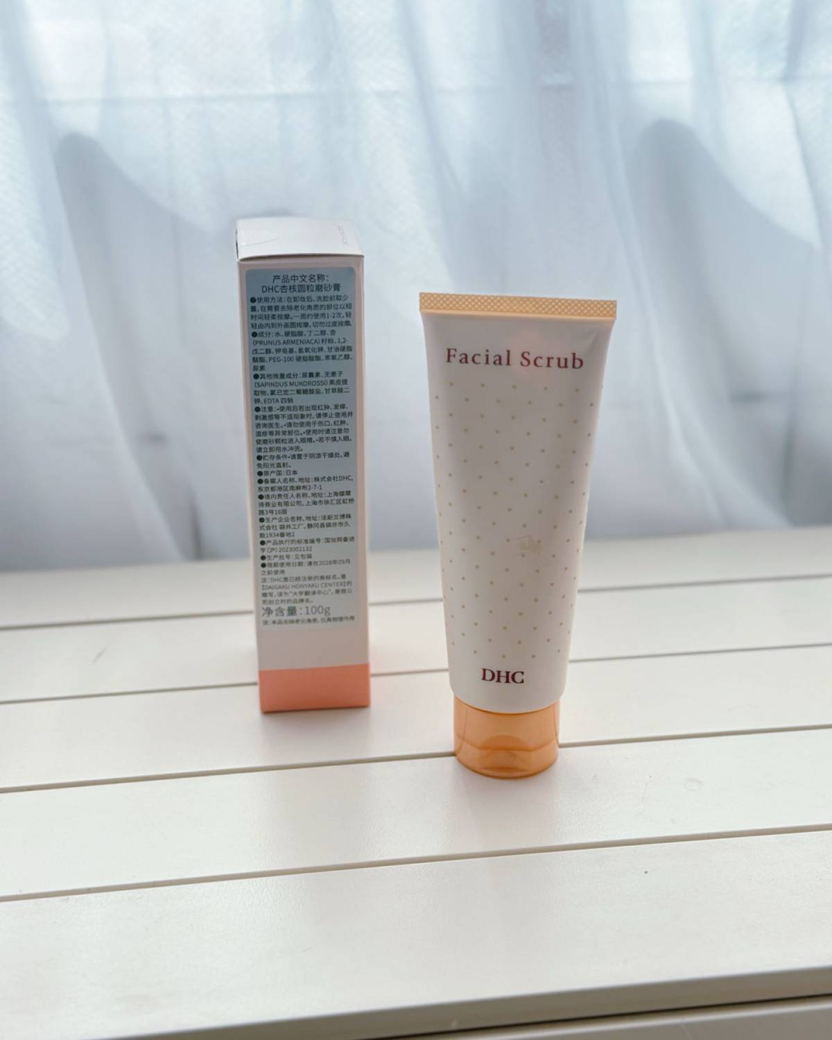 里面的磨砂颗粒是圆圆的那种，很温和，不会刺脸。 洗完脸超级干