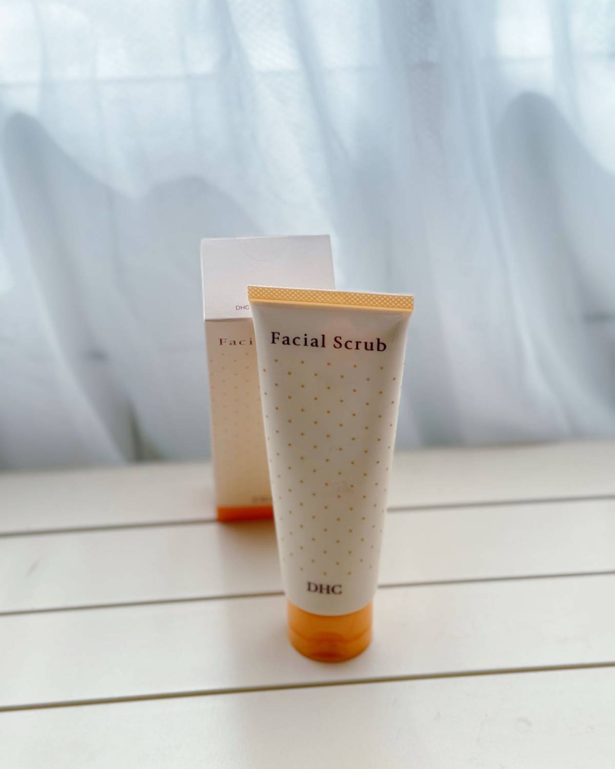 里面的磨砂颗粒是圆圆的那种，很温和，不会刺脸。 洗完脸超级干