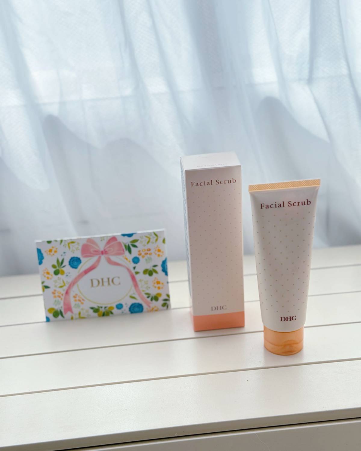 里面的磨砂颗粒是圆圆的那种，很温和，不会刺脸。 洗完脸超级干