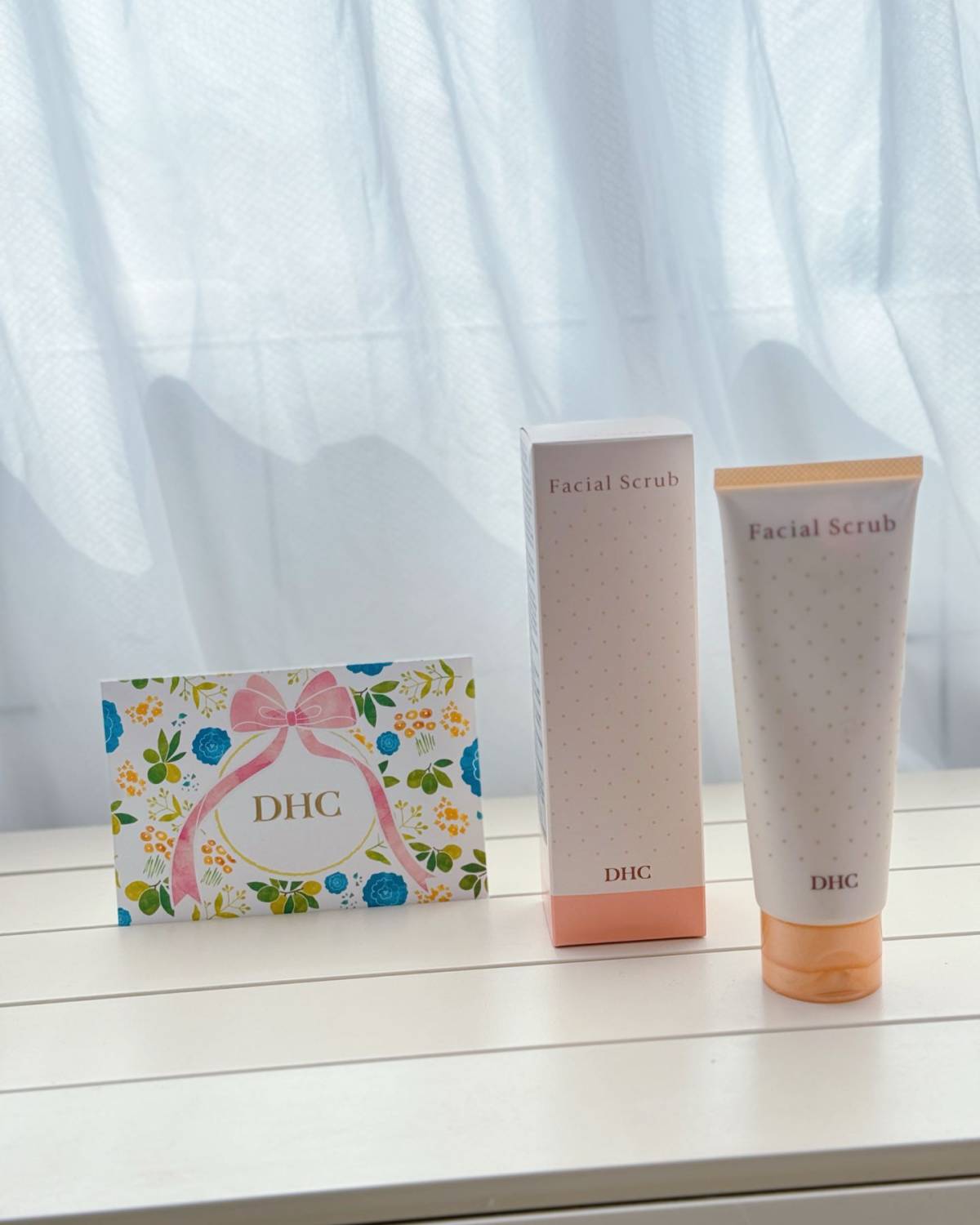 里面的磨砂颗粒是圆圆的那种，很温和，不会刺脸。 洗完脸超级干