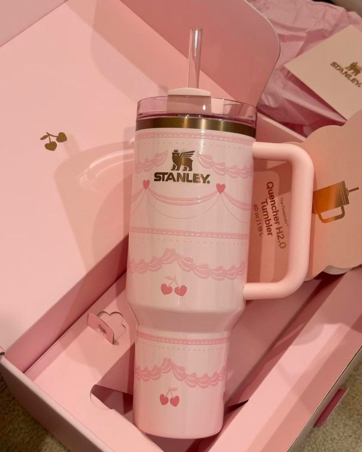 粉色的杯身+粉色的手柄，满满的少女感，再搭配粉色的礼盒，一整