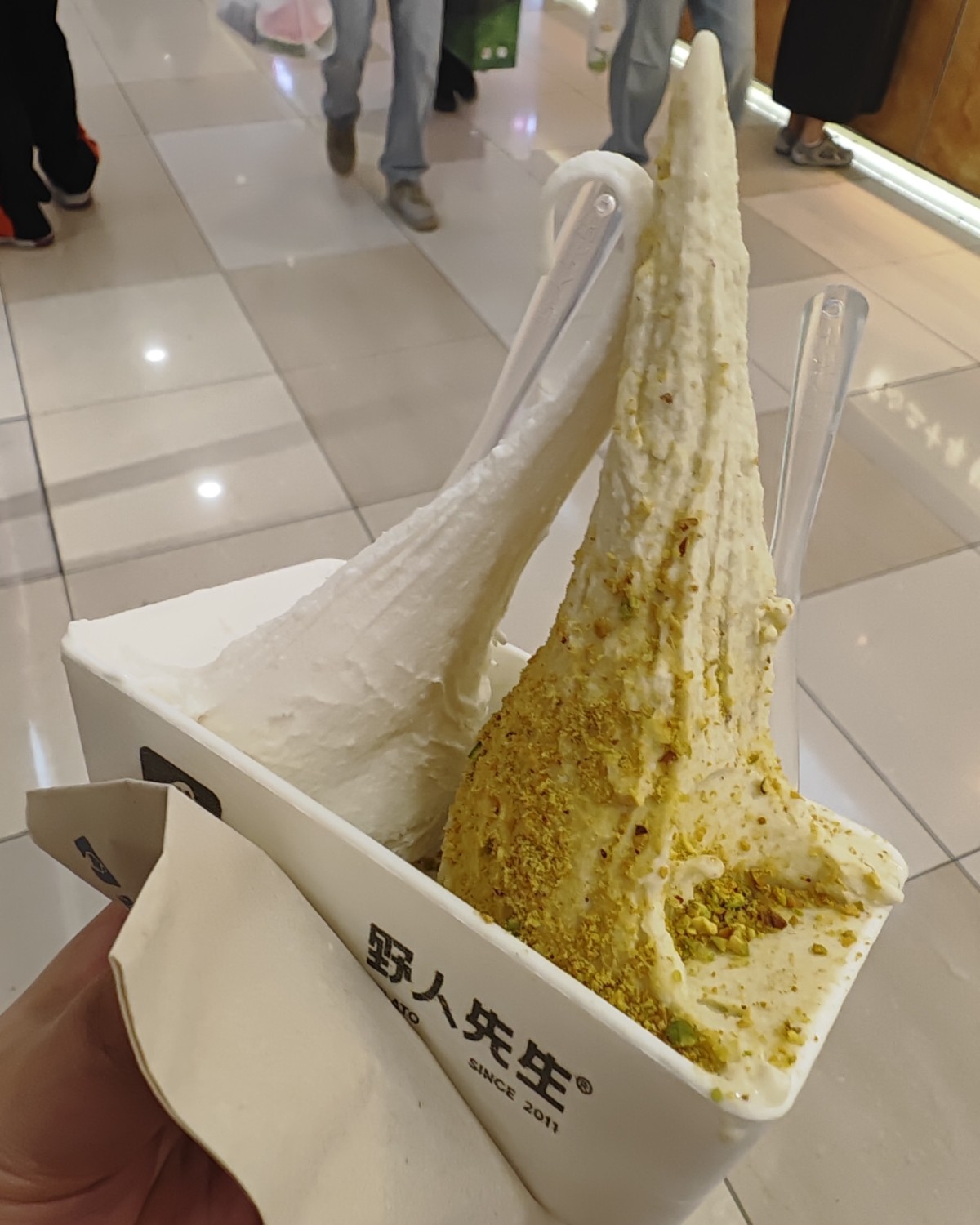 野人先生的冰淇淋刚开始的时候感觉到处都在宣传，风很大的样子，