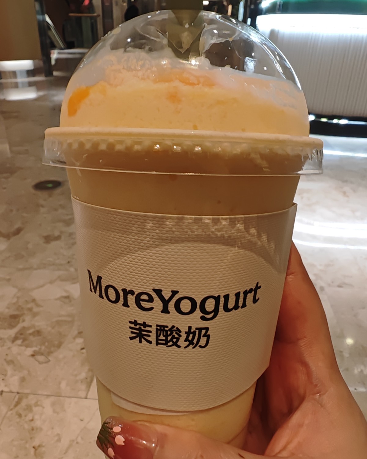 逛街正好逛到茉酸奶附近，那就来杯茉酸奶吧，原本想要点羽衣甘蓝