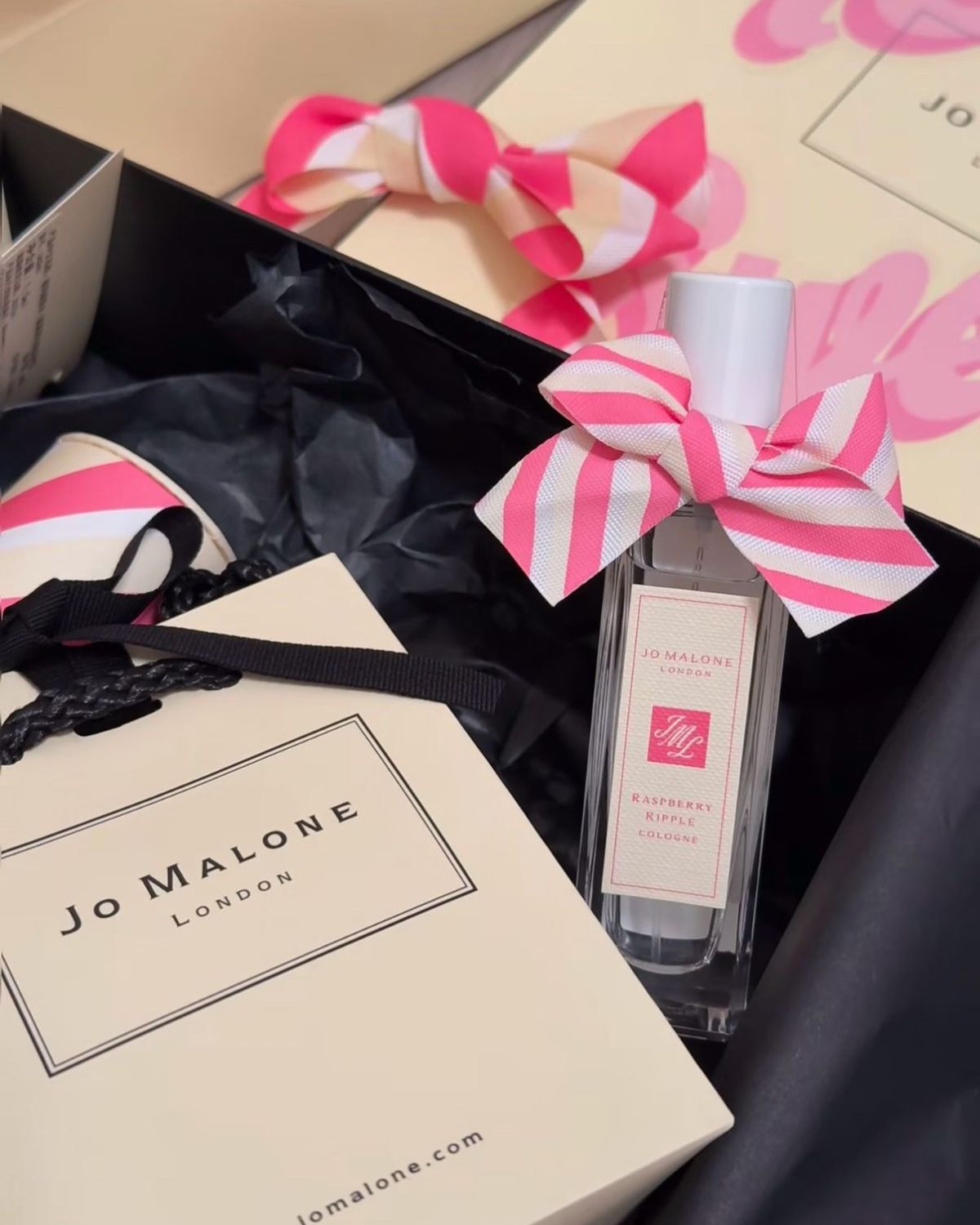 这次终于趁有活动的时候抢到了买一送一的香水，赠品比正价的商品