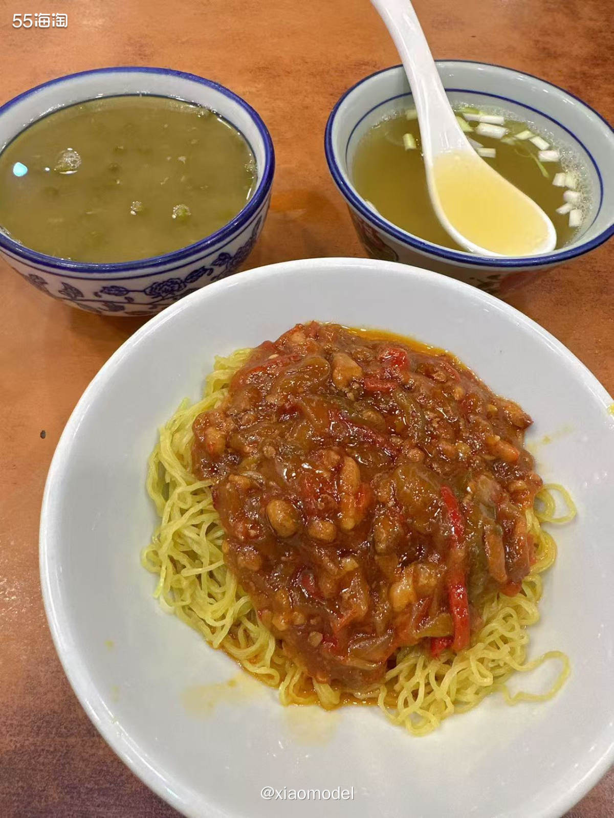 😀这是在小西关面家吃的早餐，它家每天的三餐，门口都有牌子，