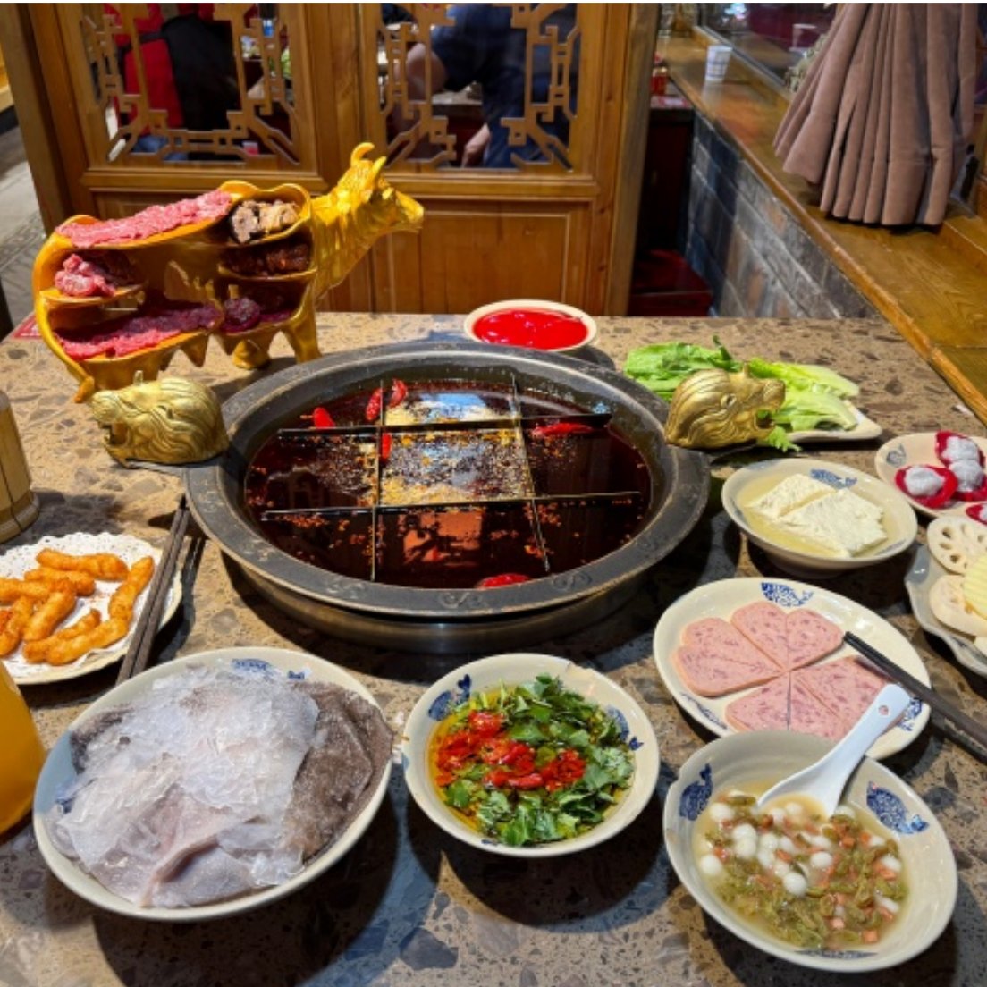 今天和闺蜜们一起杀到渝大狮吃火锅，点的微微辣微微麻，结果重庆