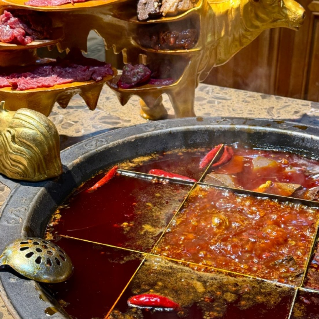 今天和闺蜜们一起杀到渝大狮吃火锅，点的微微辣微微麻，结果重庆