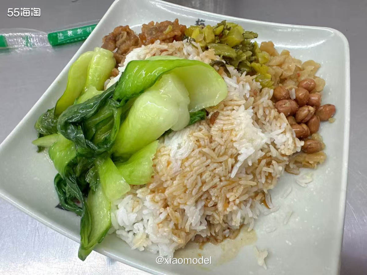 😀又是随便对付的一顿午餐，但是也绝**糊！前一天当地人给我