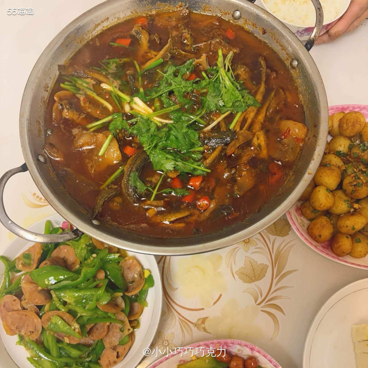 周末妈妈做了好多好吃的，这不又吃上了野生泥鳅火锅啦，炖泥鳅我