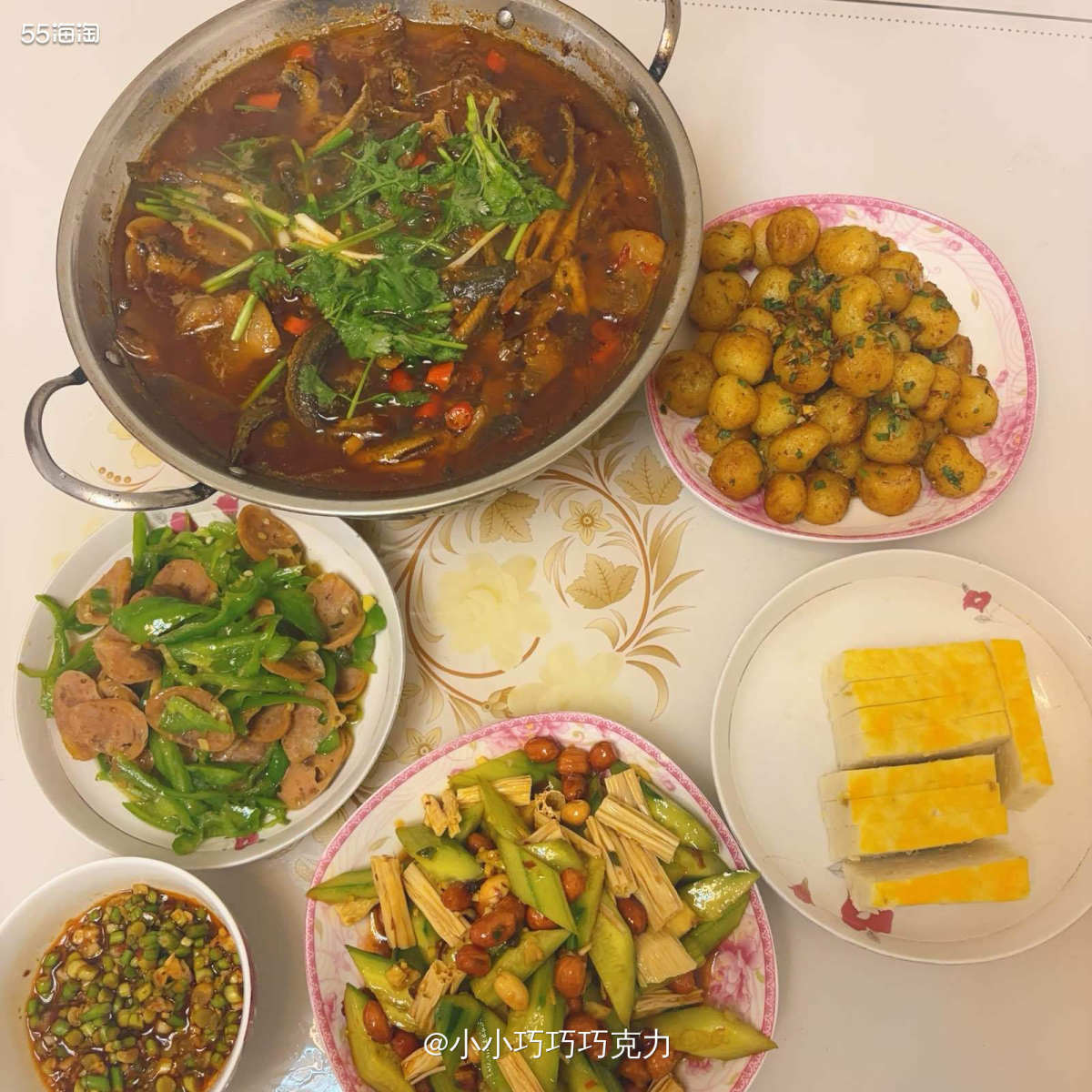 周末妈妈做了好多好吃的，这不又吃上了野生泥鳅火锅啦，炖泥鳅我