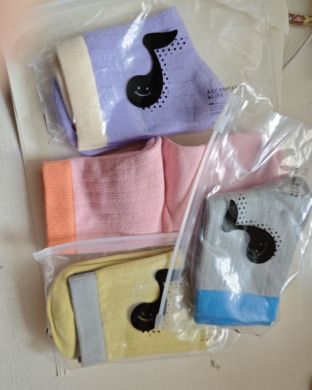 给小朋友在拼多多买了5双**袜子，这两天刚好放假又降温，天气