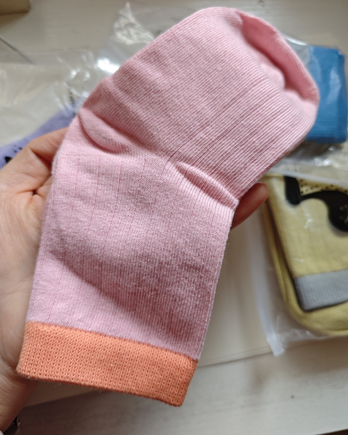 给小朋友在拼多多买了5双**袜子，这两天刚好放假又降温，天气