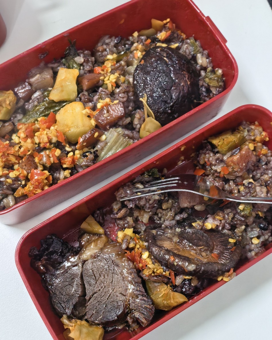 因为家里的杂粮米还有一些， 我就用杂粮米加白米焖了一锅饭。 