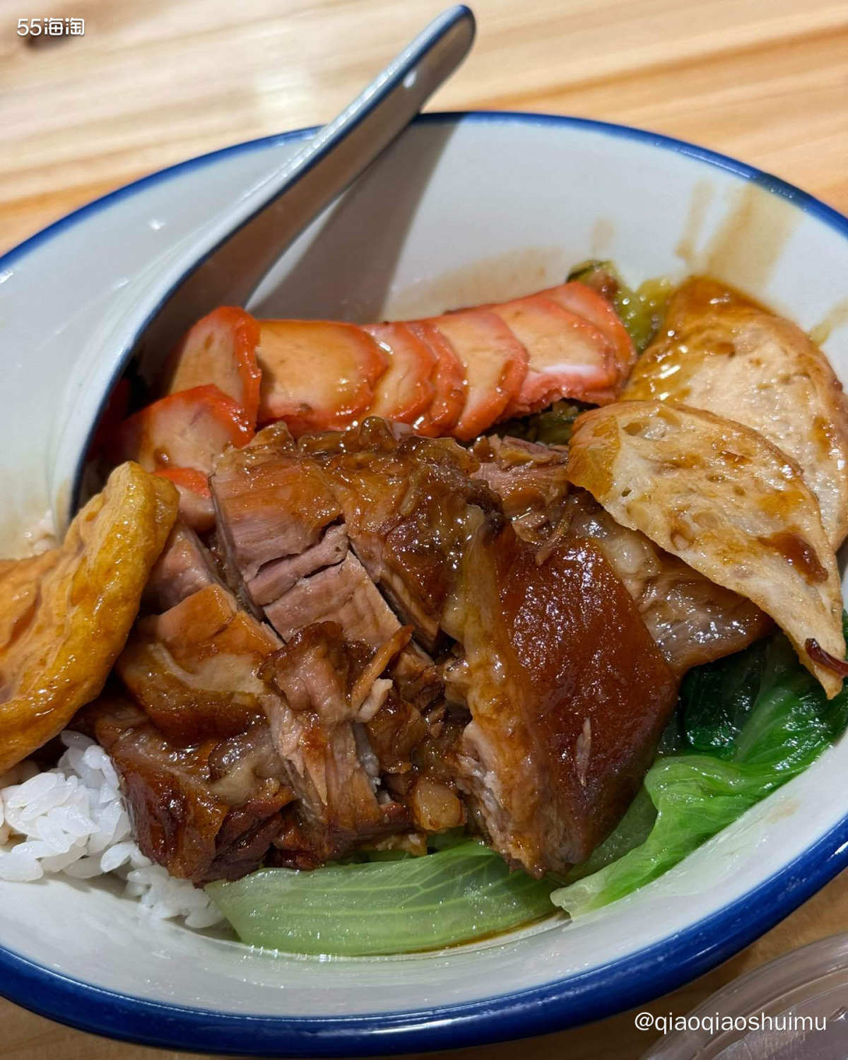 昨晚超级饿，去吃家门口的猪脚饭。 我们点了两份，一份猪脚叉烧