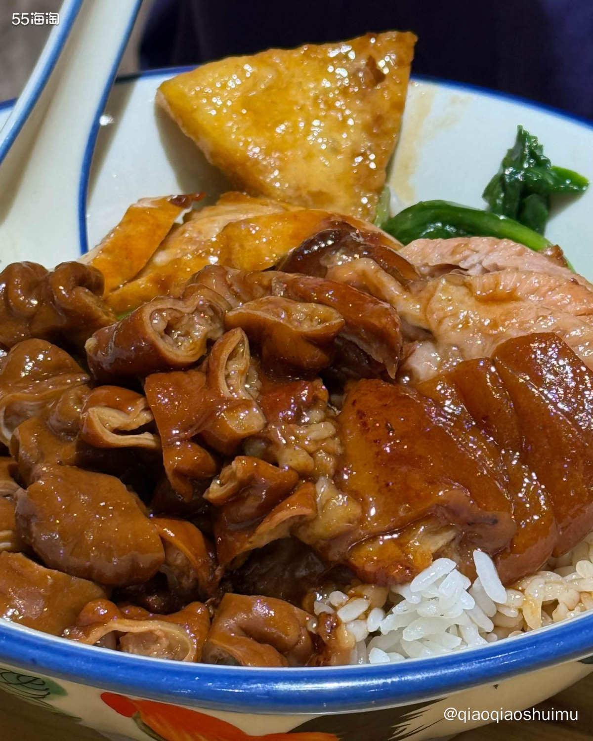 昨晚超级饿，去吃家门口的猪脚饭。 我们点了两份，一份猪脚叉烧