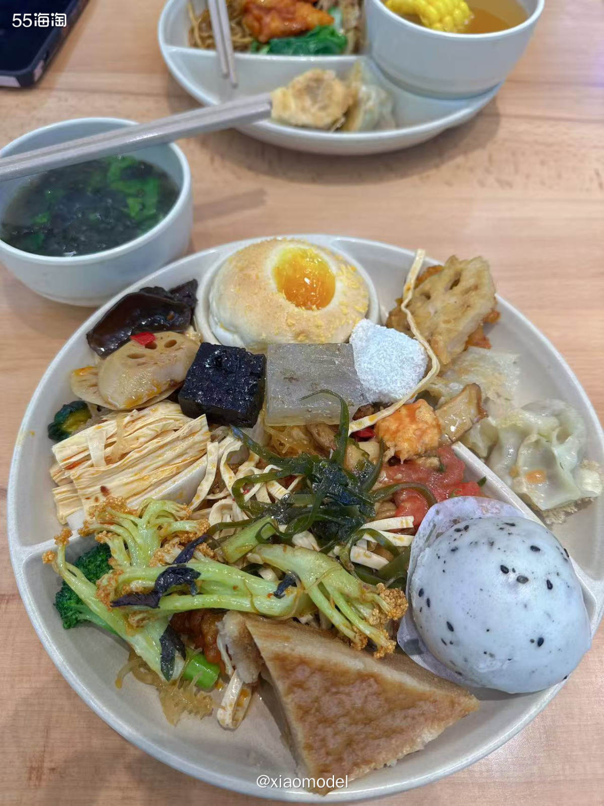 😀偶然路过看到新开的素食自助餐，装修明亮，人声鼎沸。打算第