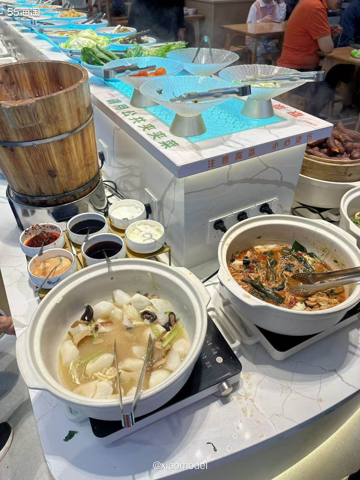 😀偶然路过看到新开的素食自助餐，装修明亮，人声鼎沸。打算第