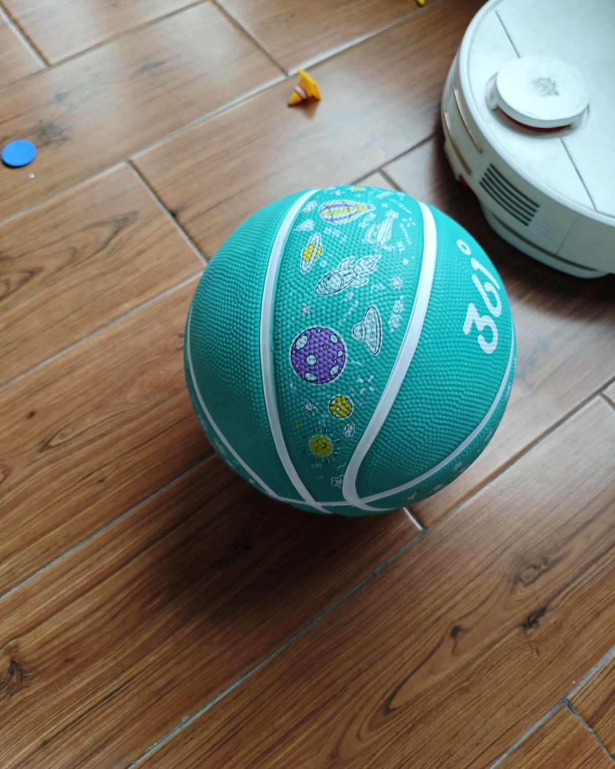 最近我女儿开始上篮球课了，每周二下午都会上篮球课，目前看来比