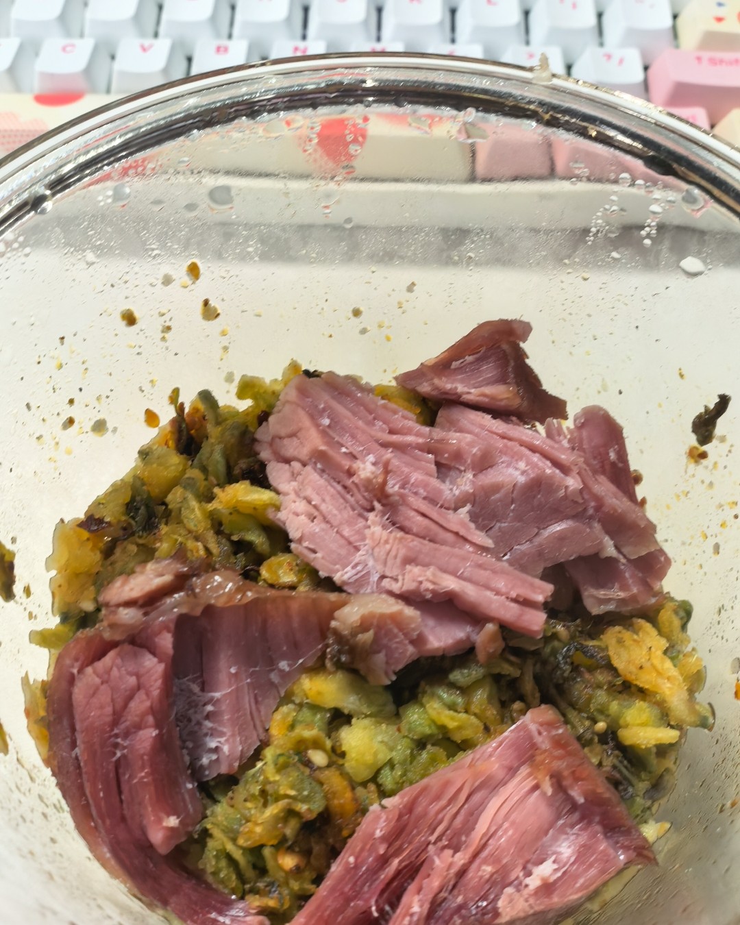 周末回公婆家，婆婆做了一些槐花麦饭， 槐花应该是叔叔阿姨给的