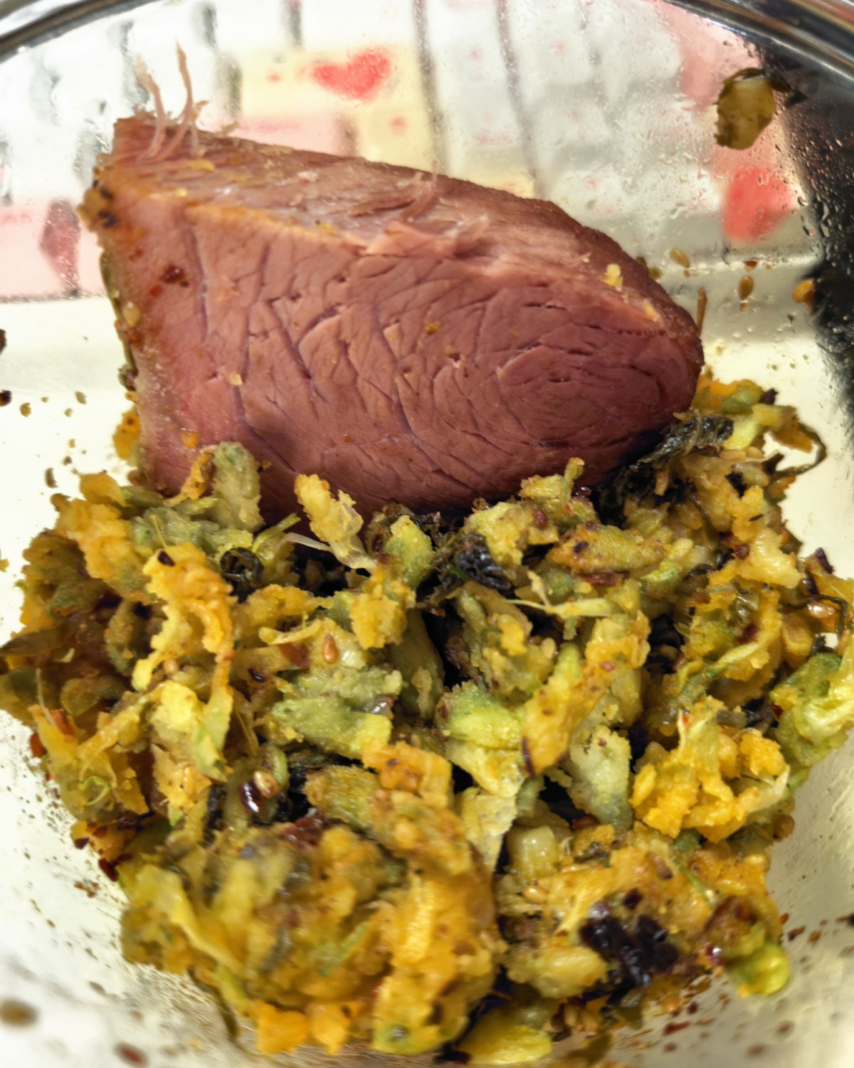 周末回公婆家，婆婆做了一些槐花麦饭， 槐花应该是叔叔阿姨给的