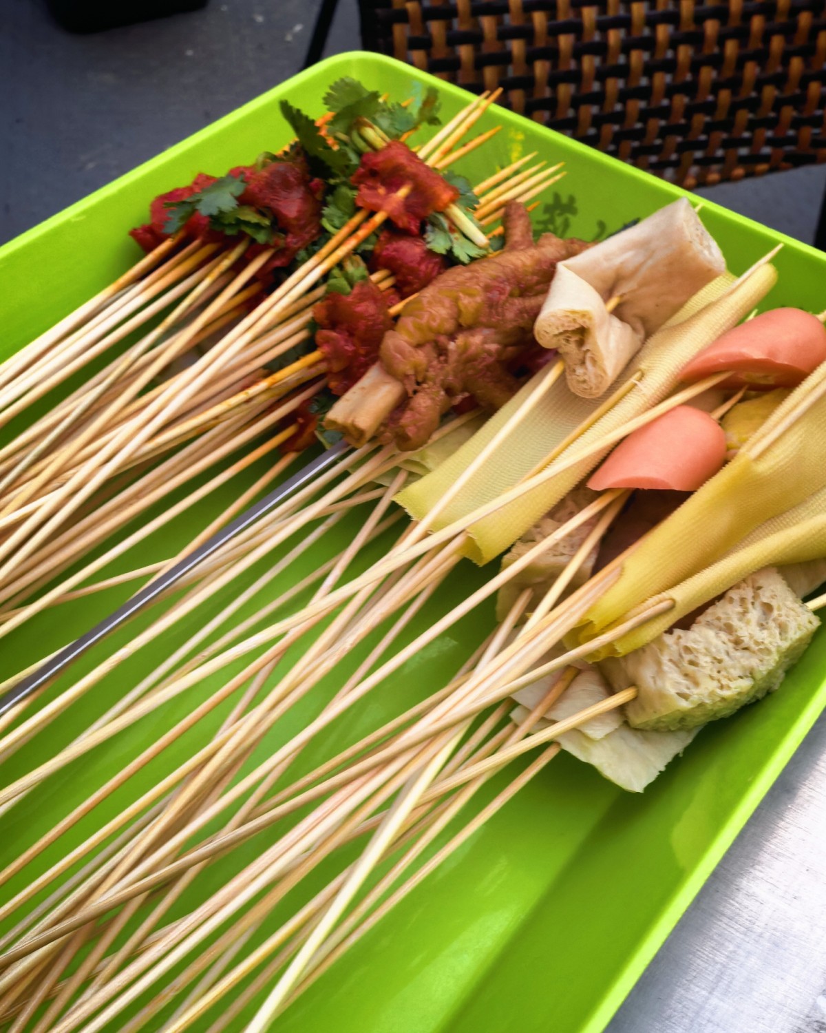 这家店也是在我们小区跟前，他们家生意特别好， 他们家菜品种类