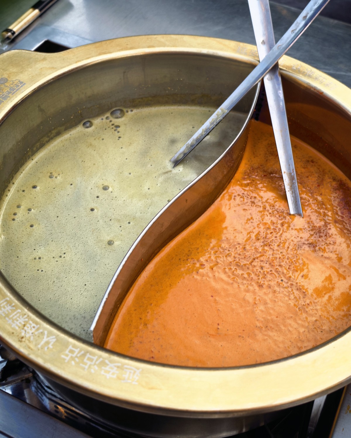 这家店也是在我们小区跟前，他们家生意特别好， 他们家菜品种类