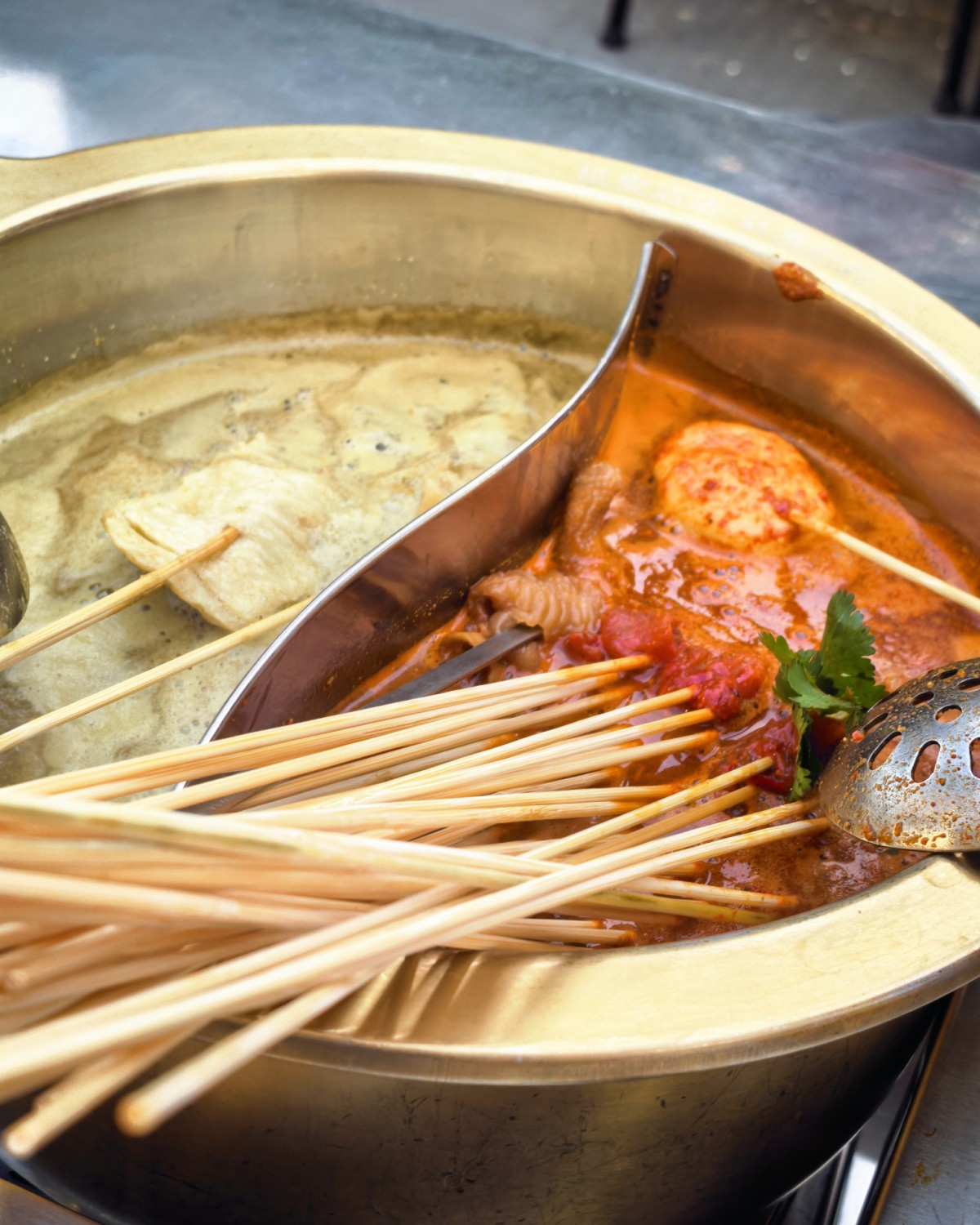 这家店也是在我们小区跟前，他们家生意特别好， 他们家菜品种类