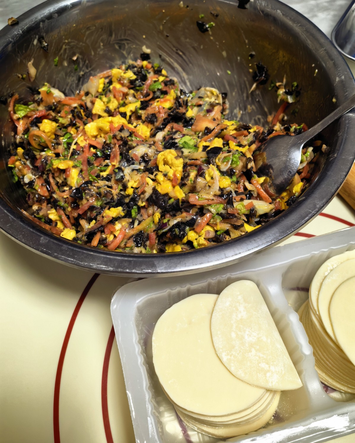 在网上刷到西葫芦鸡蛋，胡萝卜，虾仁饺耳， 刚好家里有西葫芦，