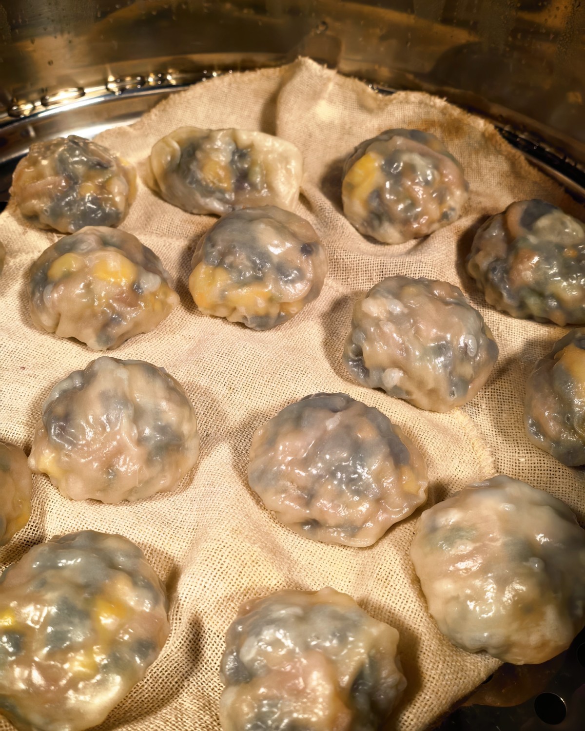 在网上刷到西葫芦鸡蛋，胡萝卜，虾仁饺耳， 刚好家里有西葫芦，