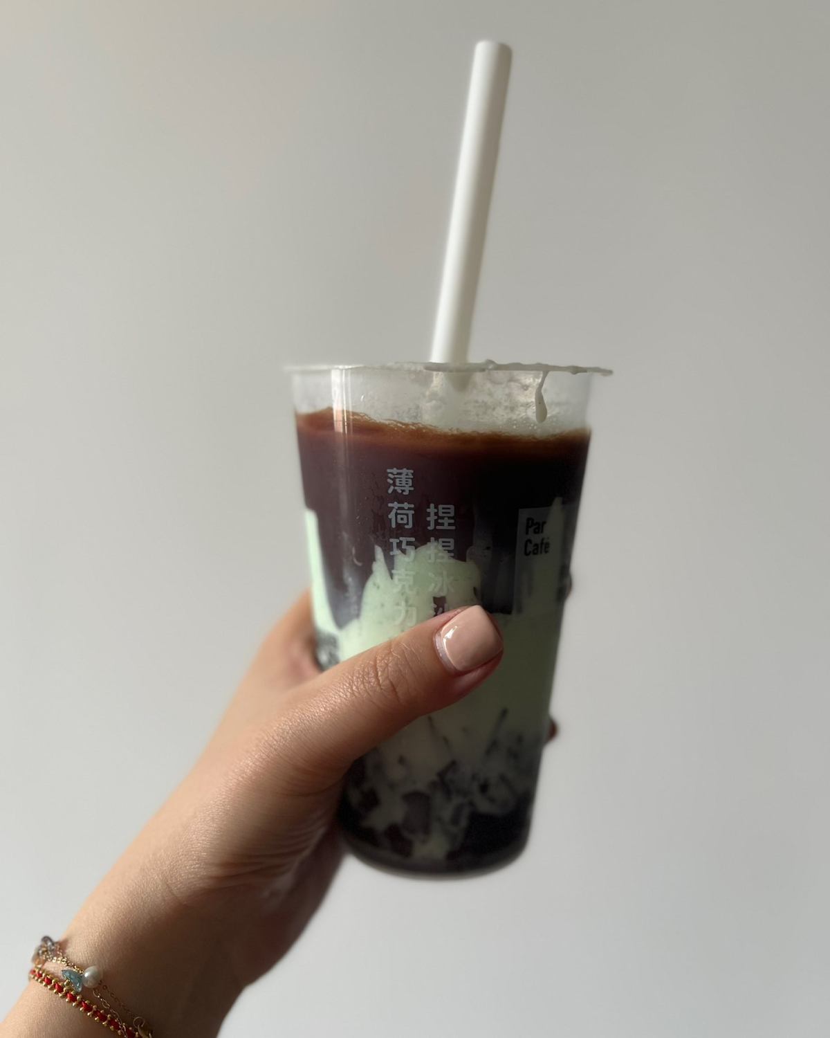 最近在网上被种草的全家薄荷巧克力捏捏杯买回来了～ **都也有