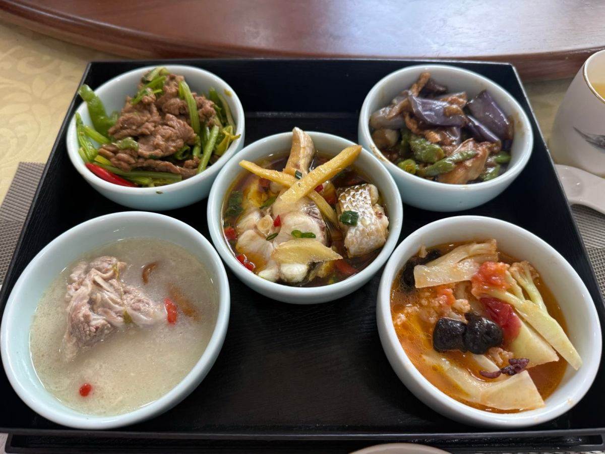 🍱今天中午来不及赶上食堂的饭，就定了一个食堂的30元套餐，