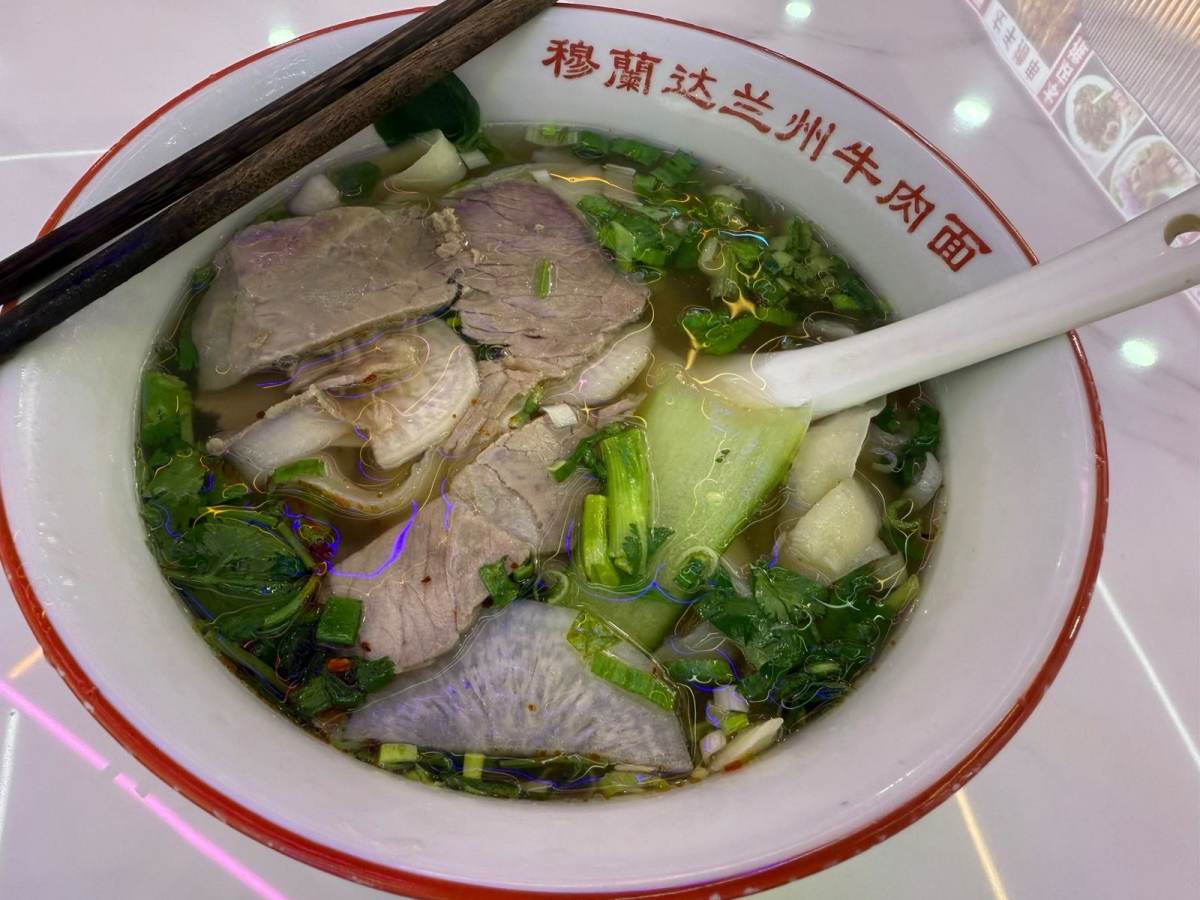 🍜昨天下雨，降温了，中午不想走远，就在楼下兰州拉面馆吃了一
