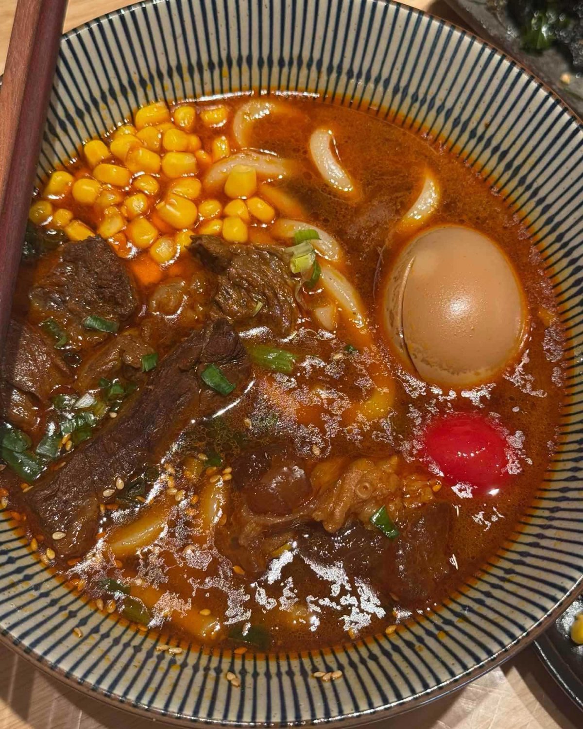 🍜今天中午在楼下小面馆吃了碗红烧牛肉面。 面是手擀的，粗细