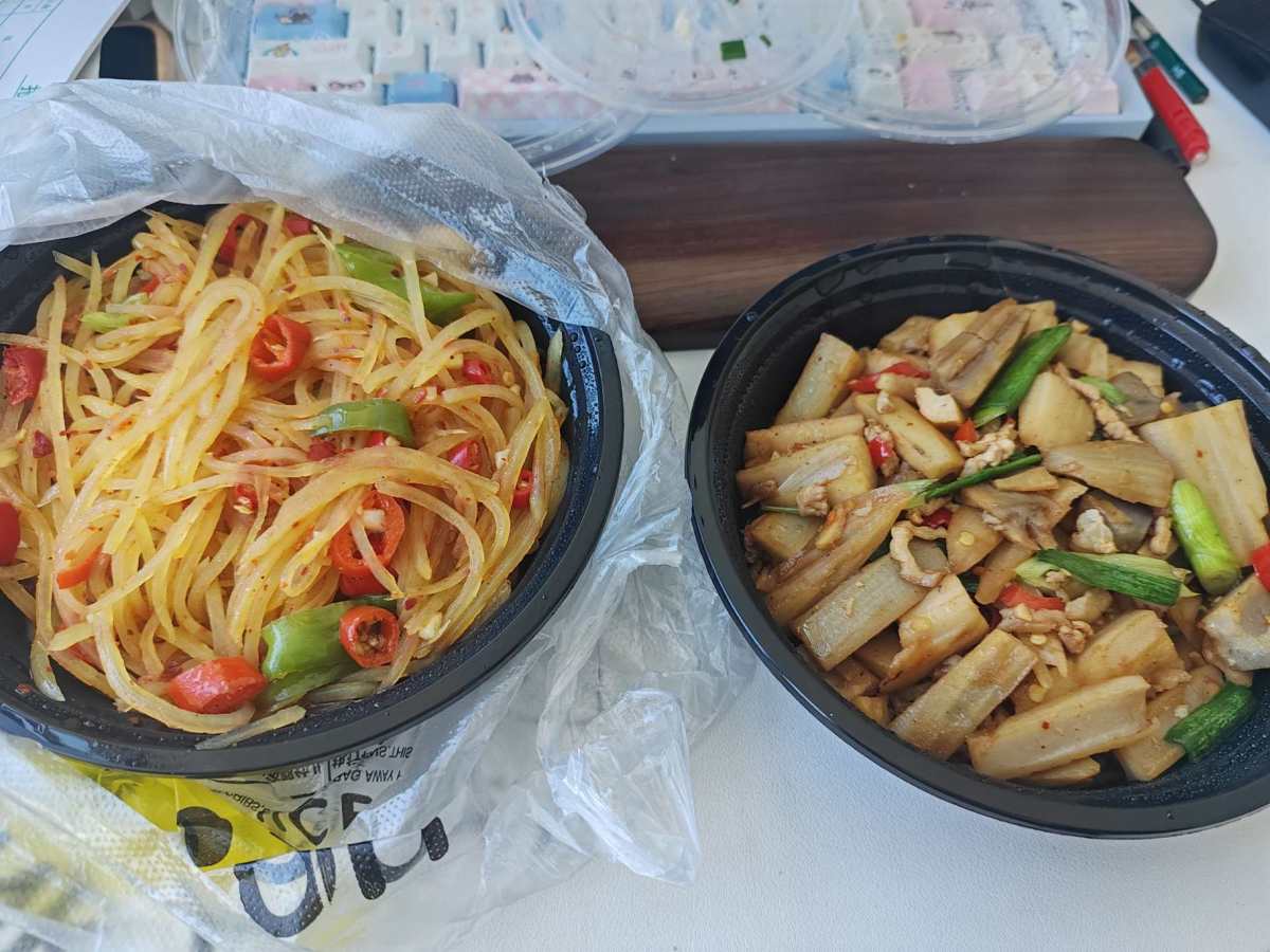 感冒了，喉咙疼，但是还是想吃辣的哈哈哈，那就点个江西菜以攻一