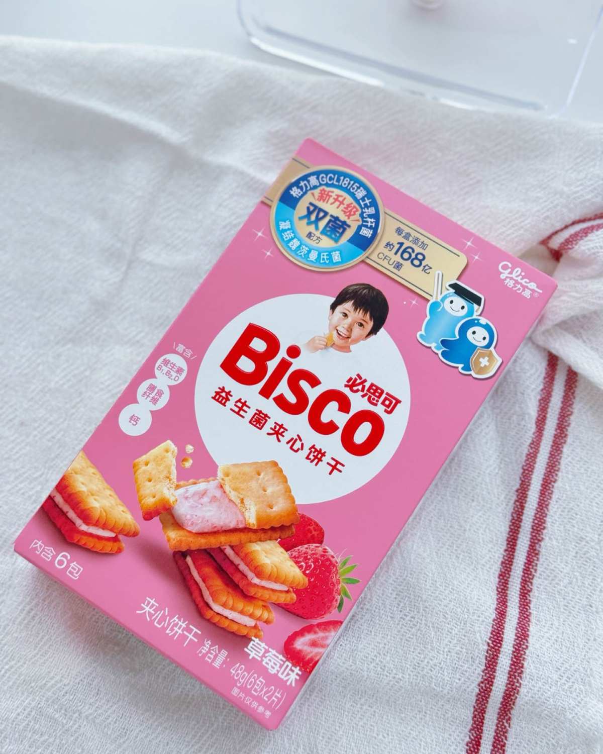 入手的零食小套装一共五样：饼干、巧克力、姜撞奶、茶饮、挂耳咖