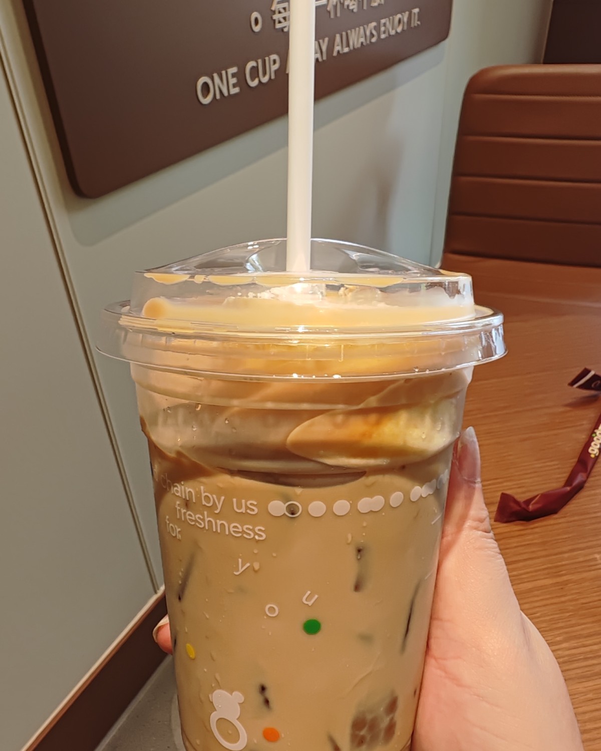 休息日出门点了杯古茗的椰椰冰淇淋拿铁，感觉是我喜欢的口味，一