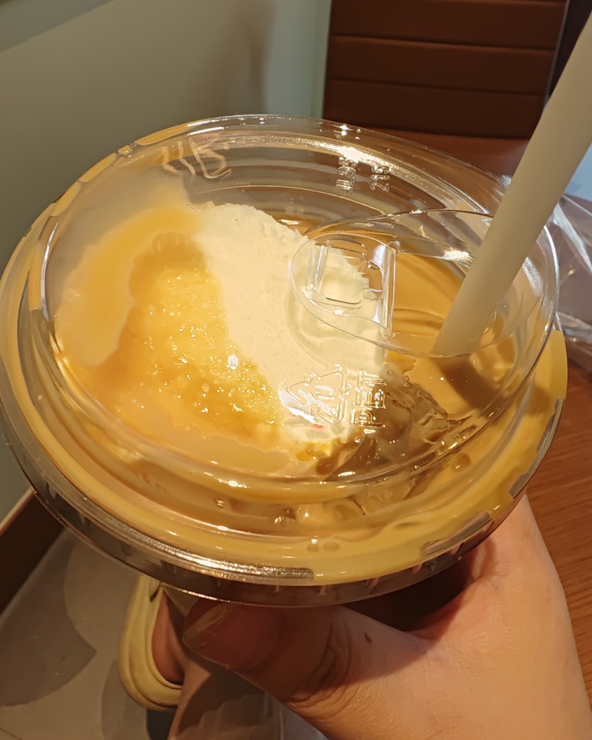 休息日出门点了杯古茗的椰椰冰淇淋拿铁，感觉是我喜欢的口味，一